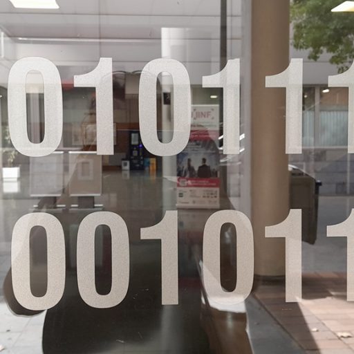 "Que la fuerza te acompañe" Entrada a la Facultad de Informática UPV